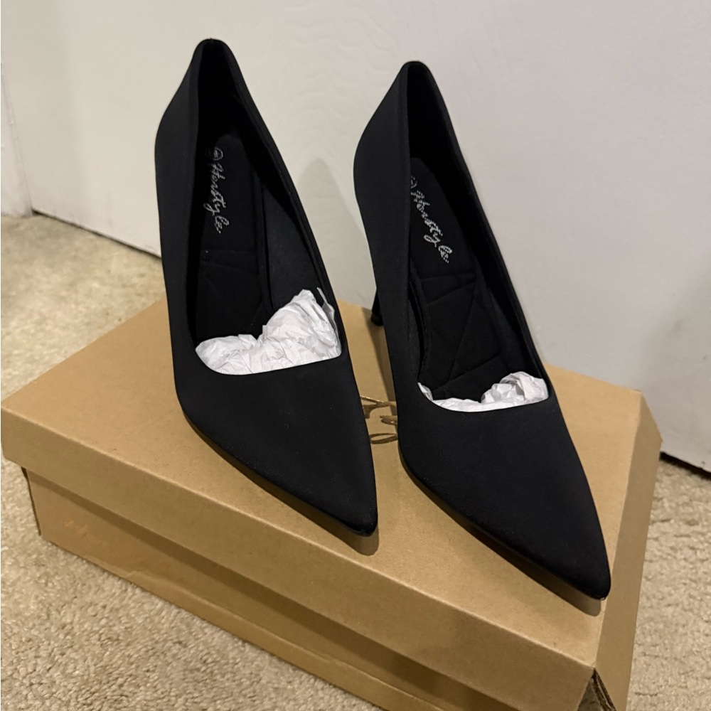 Black Pointed-Toe Pumps Herstyle NIB